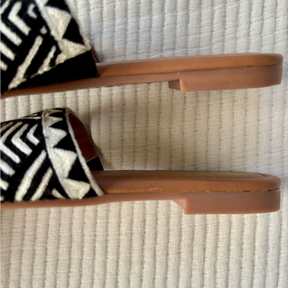 Haute Hippie Women’s Slide Boho Sandals Size 6 Black and Ivory Aztec Print - Picture 10 of 11